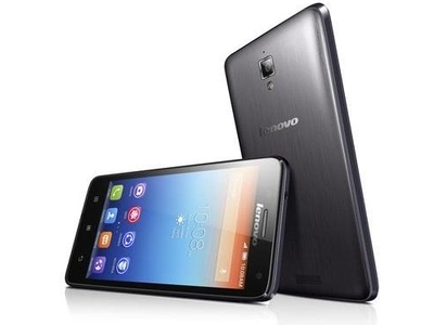 Alex Macheras tem 22 anos e o emprego de sonho: viaja em primeira classe a testar aviões