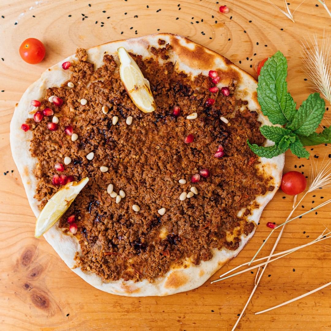 Abriu a primeira padaria libanesa, com pizzas de za’atar e falafel e doces surpreendentes