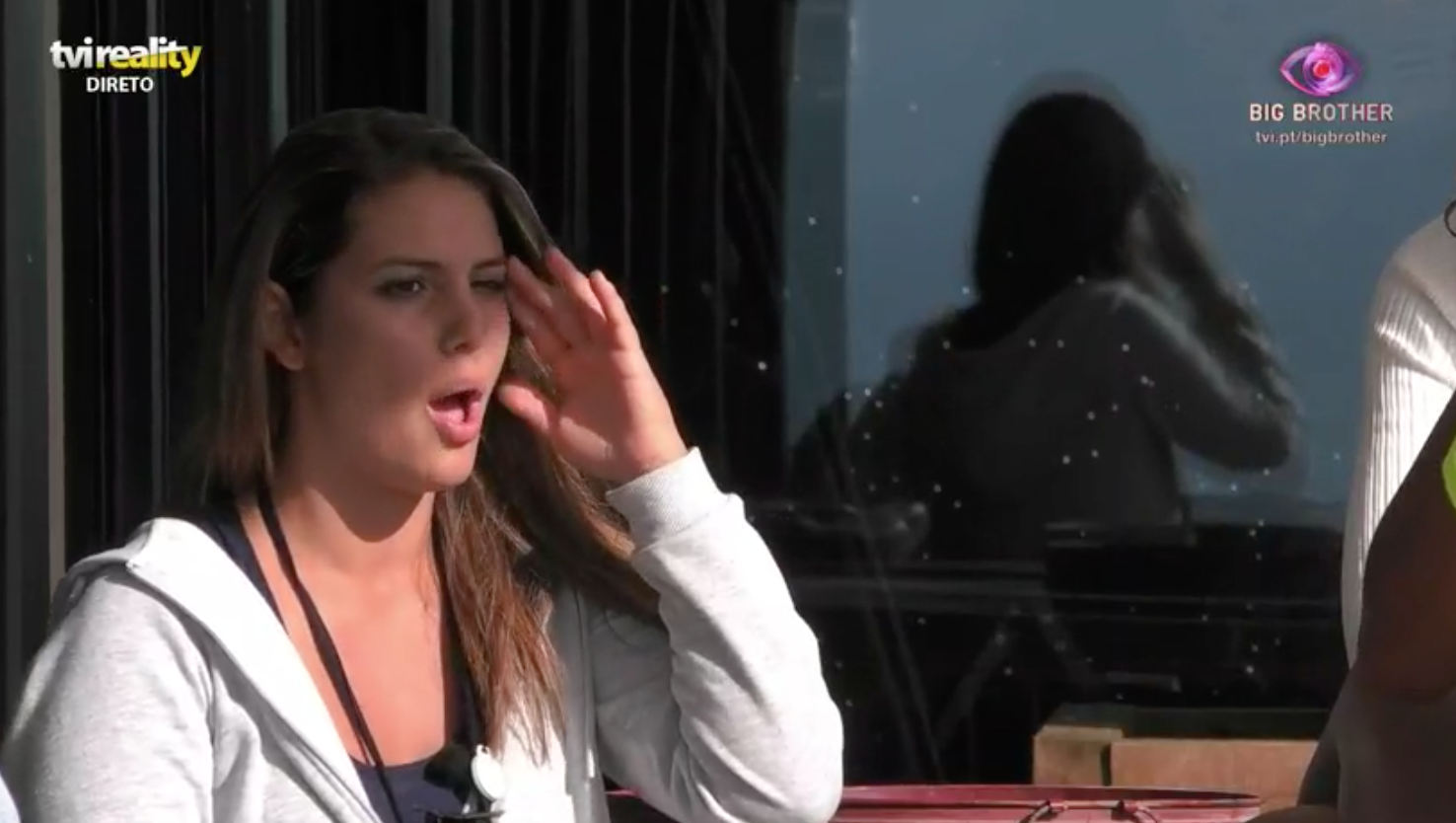 Comentadores criticam Carina por revelar sonho erótico com Carlos. “É uma estratégia badalhoca”