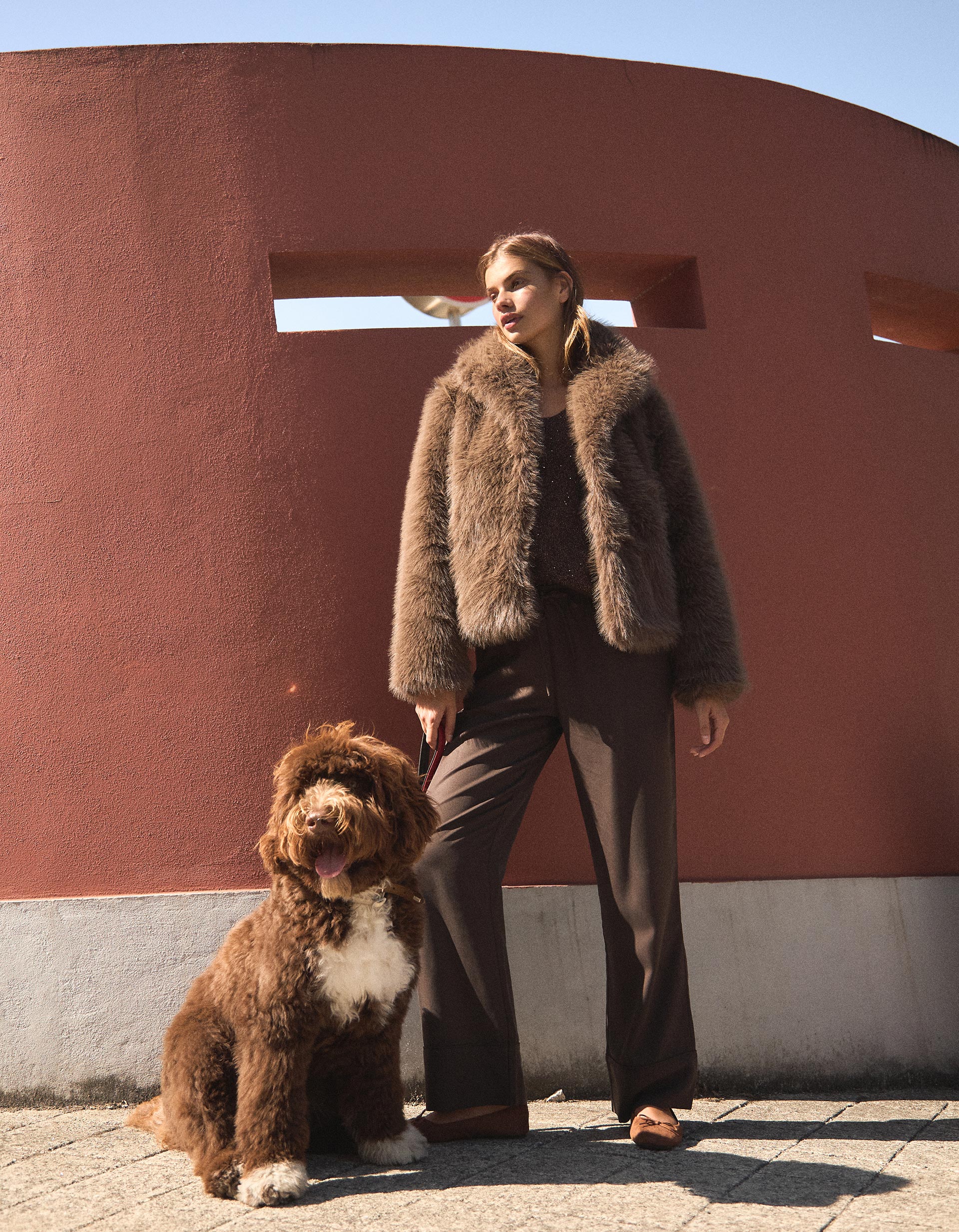 Não precisa de gastar as poupanças num casaco de pelo. Este só custa 39,99€ (e é de uma marca portuguesa)