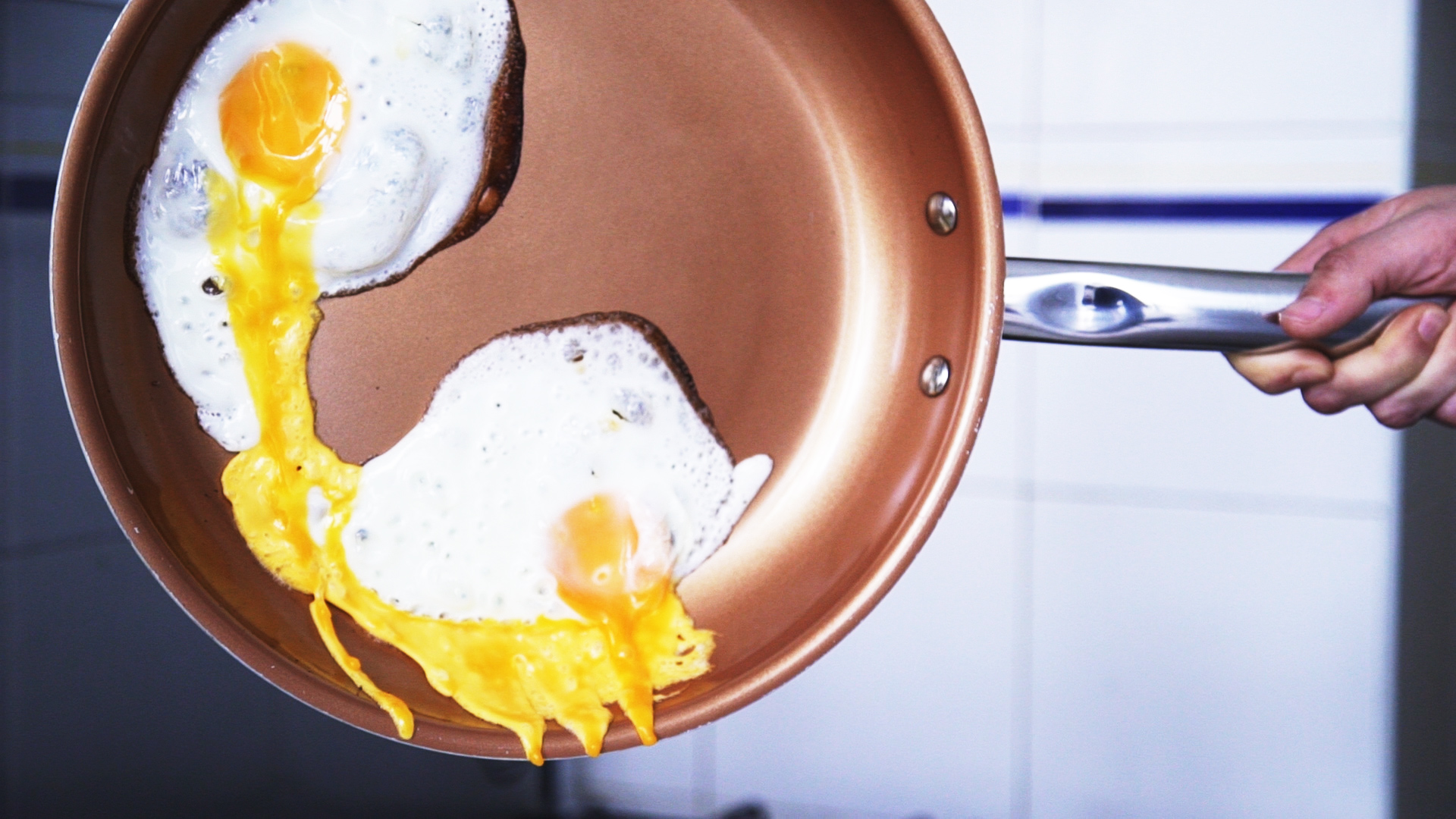 Fomos testar aquela frigideira da TV que garante que é 100% antiaderente. E foi uma desgraça (veja o vídeo)