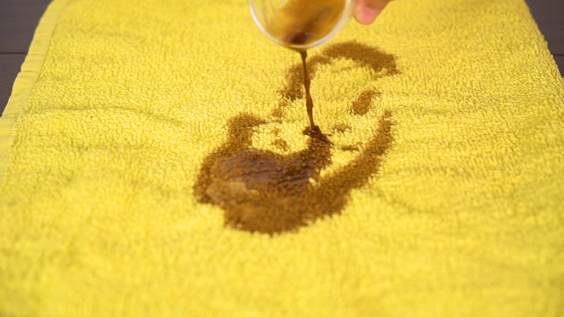 As melhores técnicas para tirar nódoas. Fomos testar um novo livro de dicas (e não correu lá muito bem)