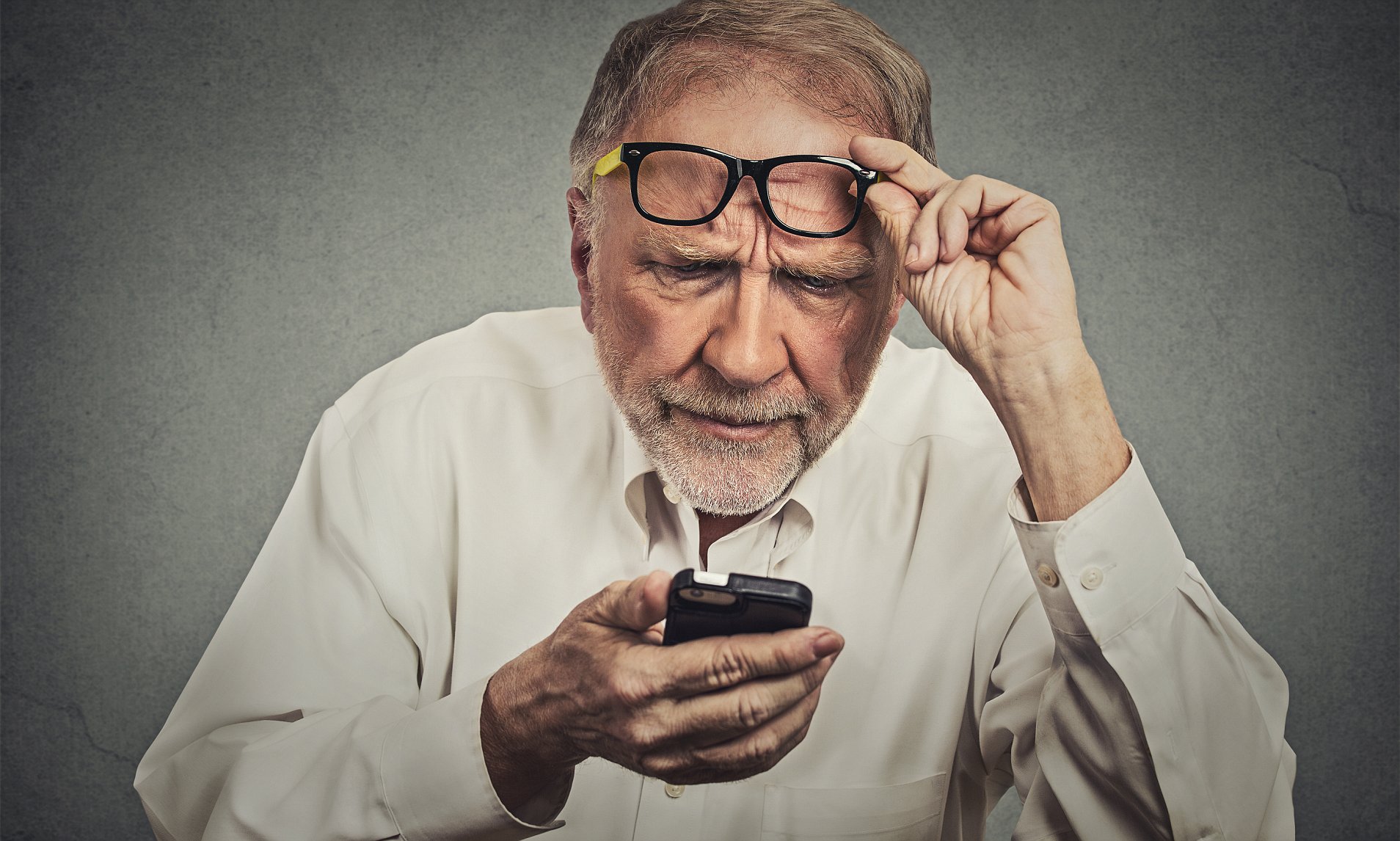 Linha telefónica gratuita tem voluntários a responder a dúvidas de cidadãos séniores sobre tecnologia