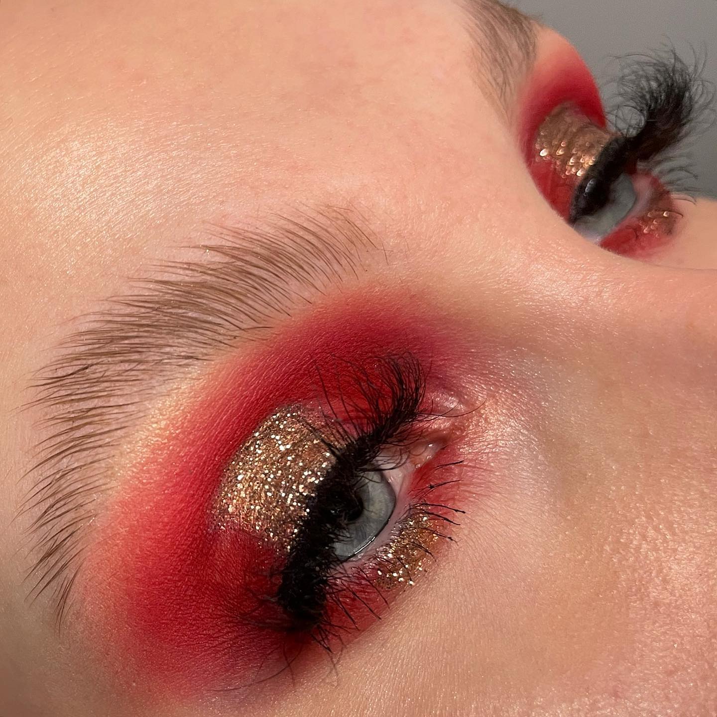 Douradas ou vermelhas, mas sempre brilhantes. Estas sombras a partir de 5,40€ são perfeitas para o Natal