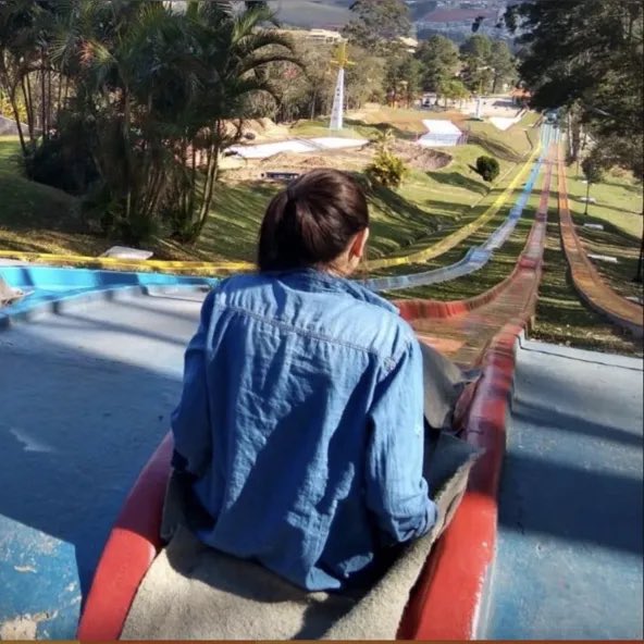 Mulher morre ao descer escorrega em parque de diversões. Não travou a tempo (e tinha o filho ao colo)