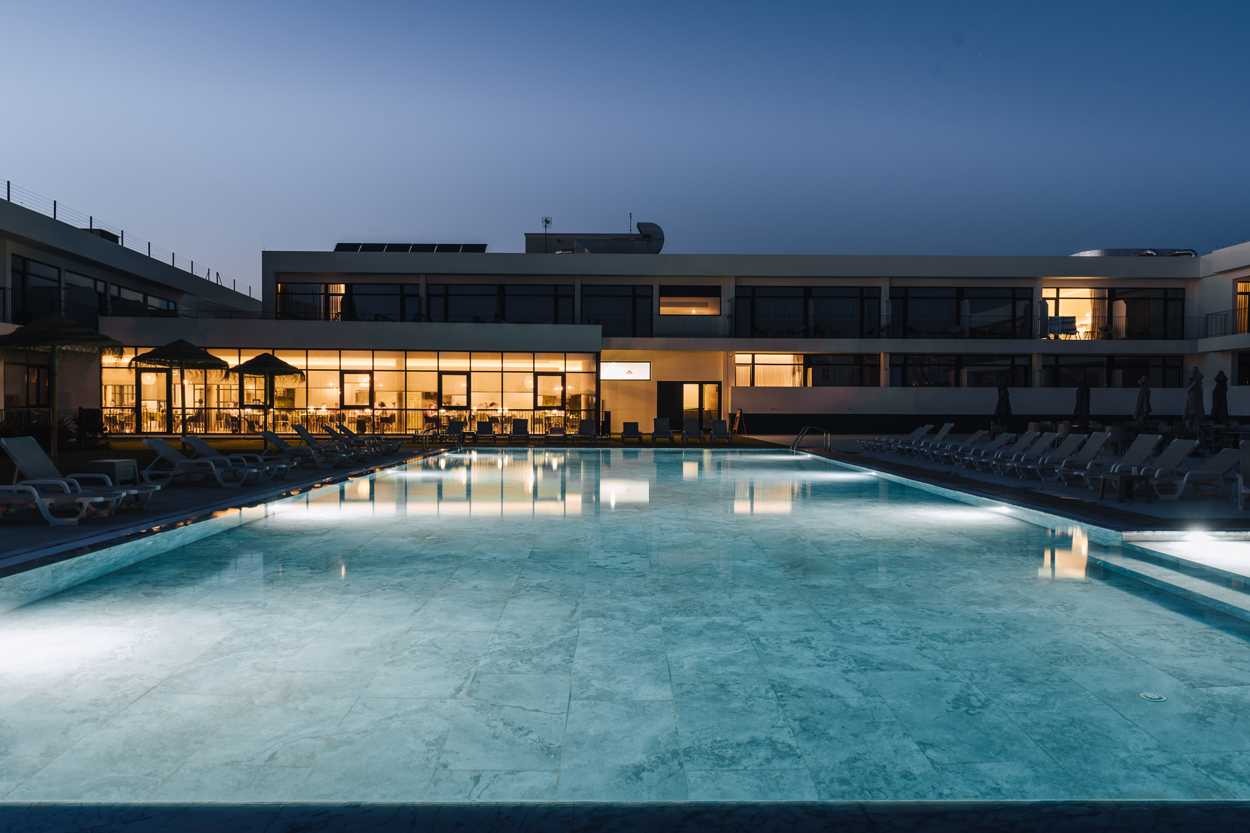 O Porto Covo Praia Hotel & SPA está pronto para o verão (com piscinas, jacuzzi, cascata, vulcão e preços especiais)