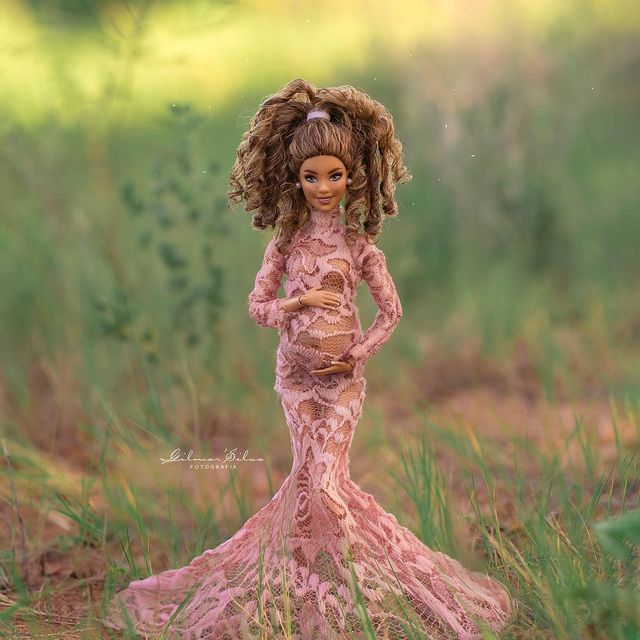A Barbie está grávida e até já fez uma sessão fotográfica de maternidade.  Veja as imagens - Atualidade - MAGG