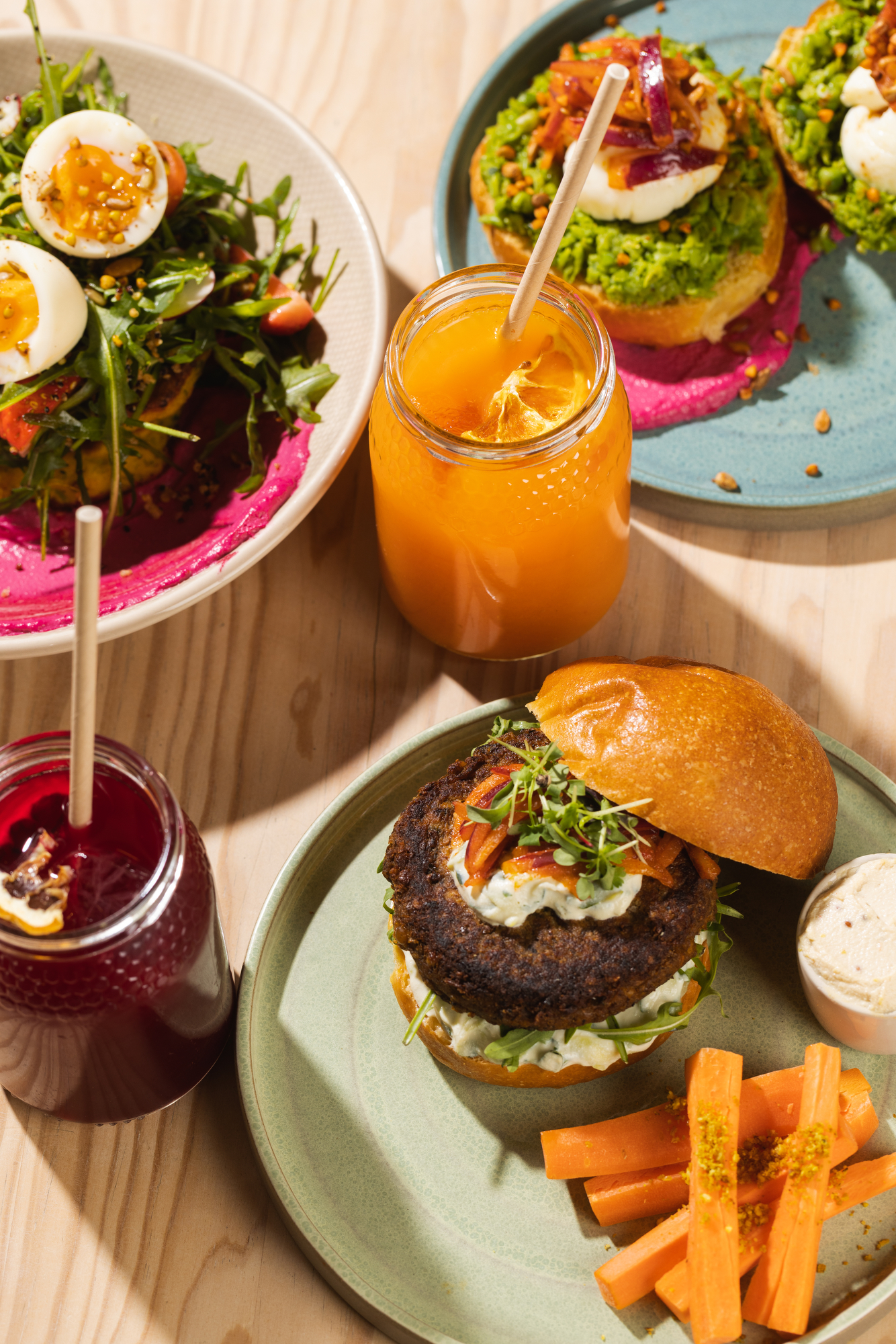 Pratos frescos e cocktails em copo ou jarro. Espreite as novidades do Therapist para este verão