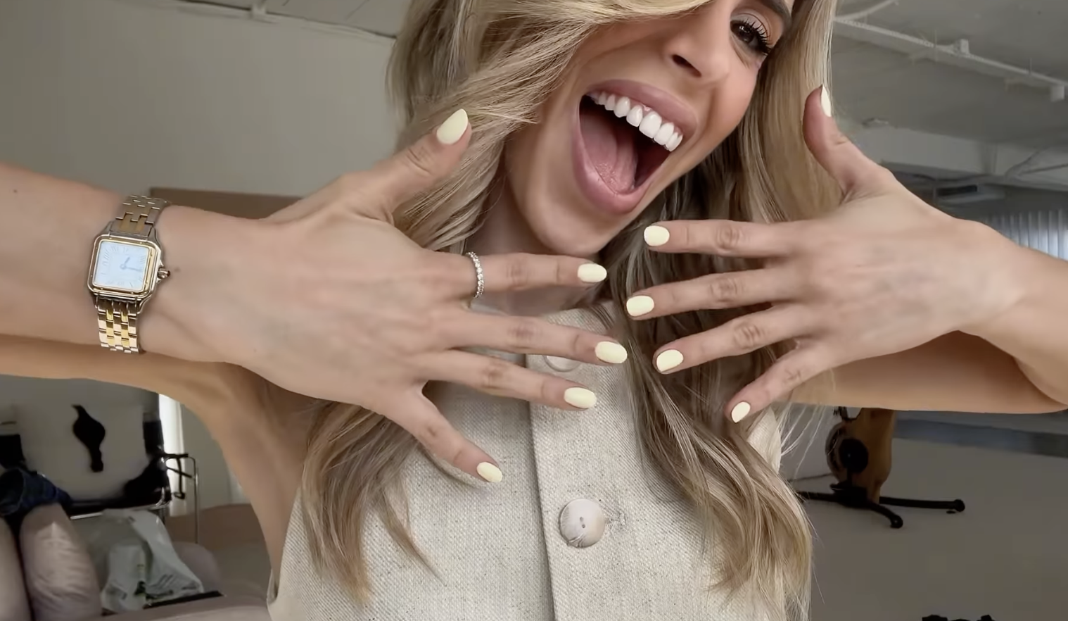 Helena Coelho prova que o amarelo também é tendência na manicure. Renda-se com estes 8 vernizes