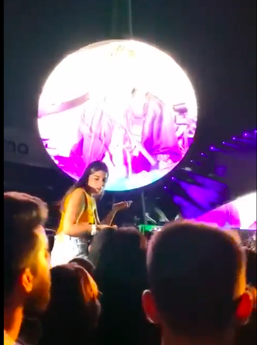 Jovem é atingida com objeto por estar às cavalitas no concerto dos Coldplay. Veja o vídeo do momento