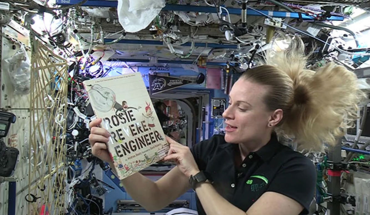 Astronautas da NASA leem histórias aos miúdos a partir do espaço