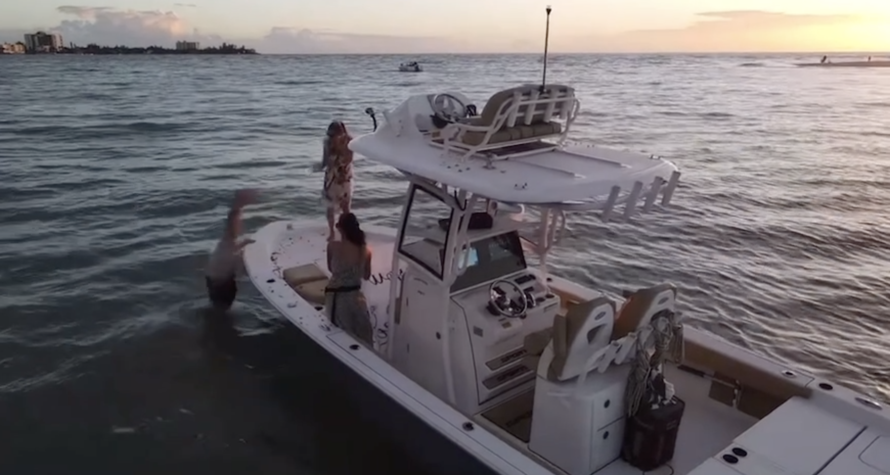 Este homem pediu a namorada em casamento, mas o anel foi parar à água. Veja o vídeo hilariante