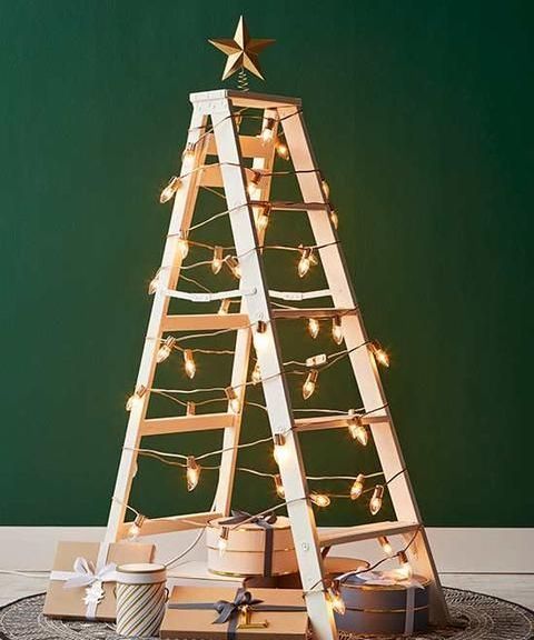 Escadotes, livros ou colagens. 30 alternativas à árvore de natal tradicional