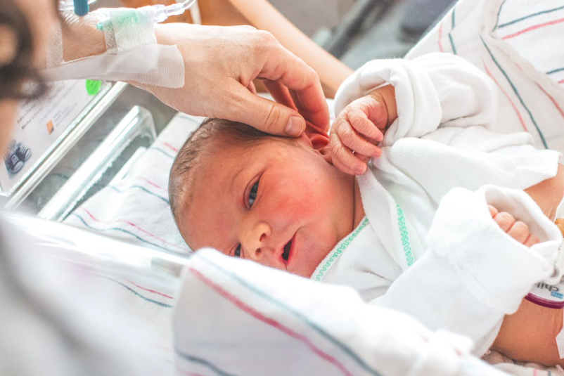 Surto de bactéria encerra internamento de neonatologia no Hospital de Santa Maria. 13 bebés estão positivos
