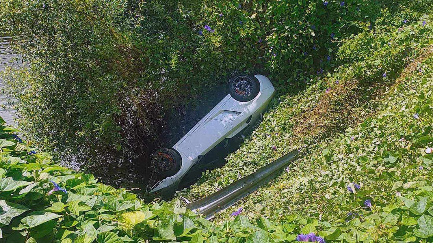 Insólito. Lamborghini milionário cai ao rio em Famalicão e precisa de grua especial para ser retirado