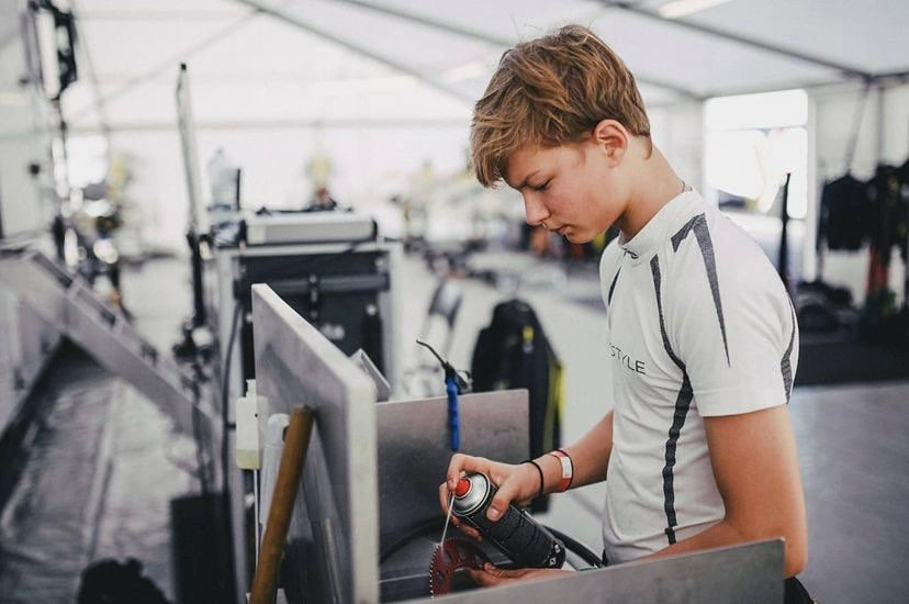 Piloto russo é despedido por equipa desportiva após fazer saudação nazi em Portimão