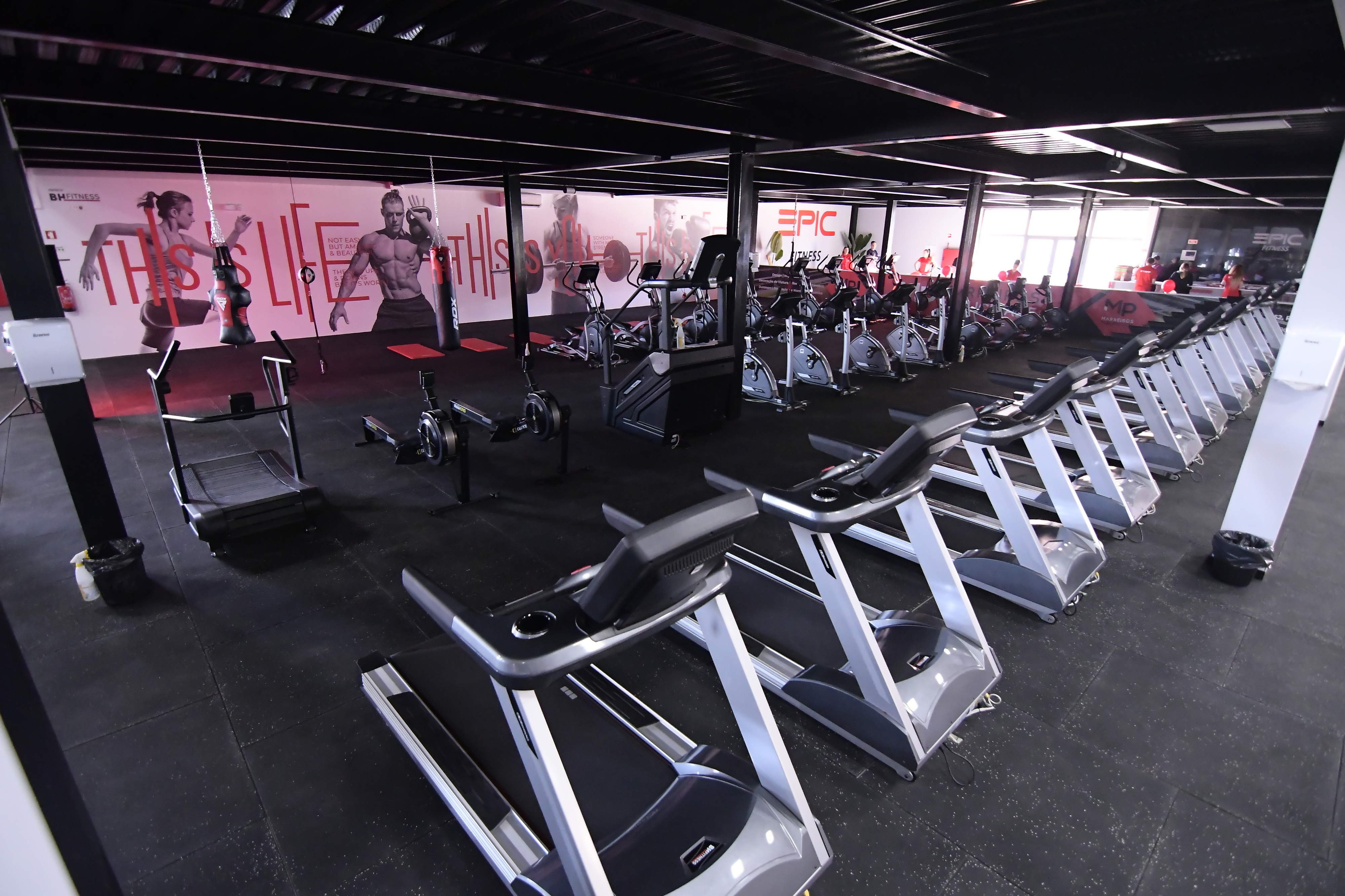 EPIC Fitness Portimão. O novo ginásio do Algarve tem piscina, sauna e parede de escalada