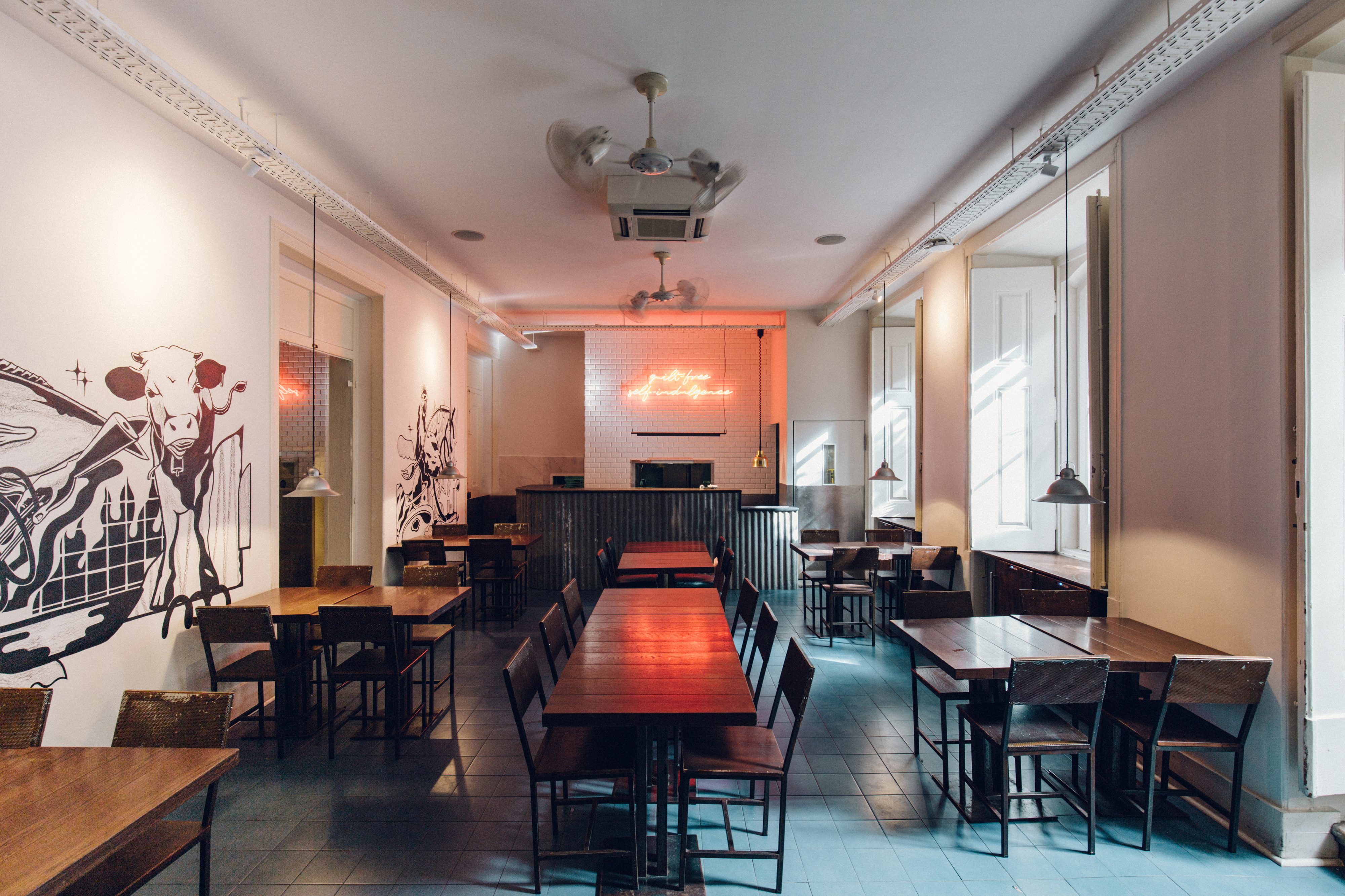 Fomos jantar ao The Decadente. Há espumante que não o leva à falência e um frango dos deuses