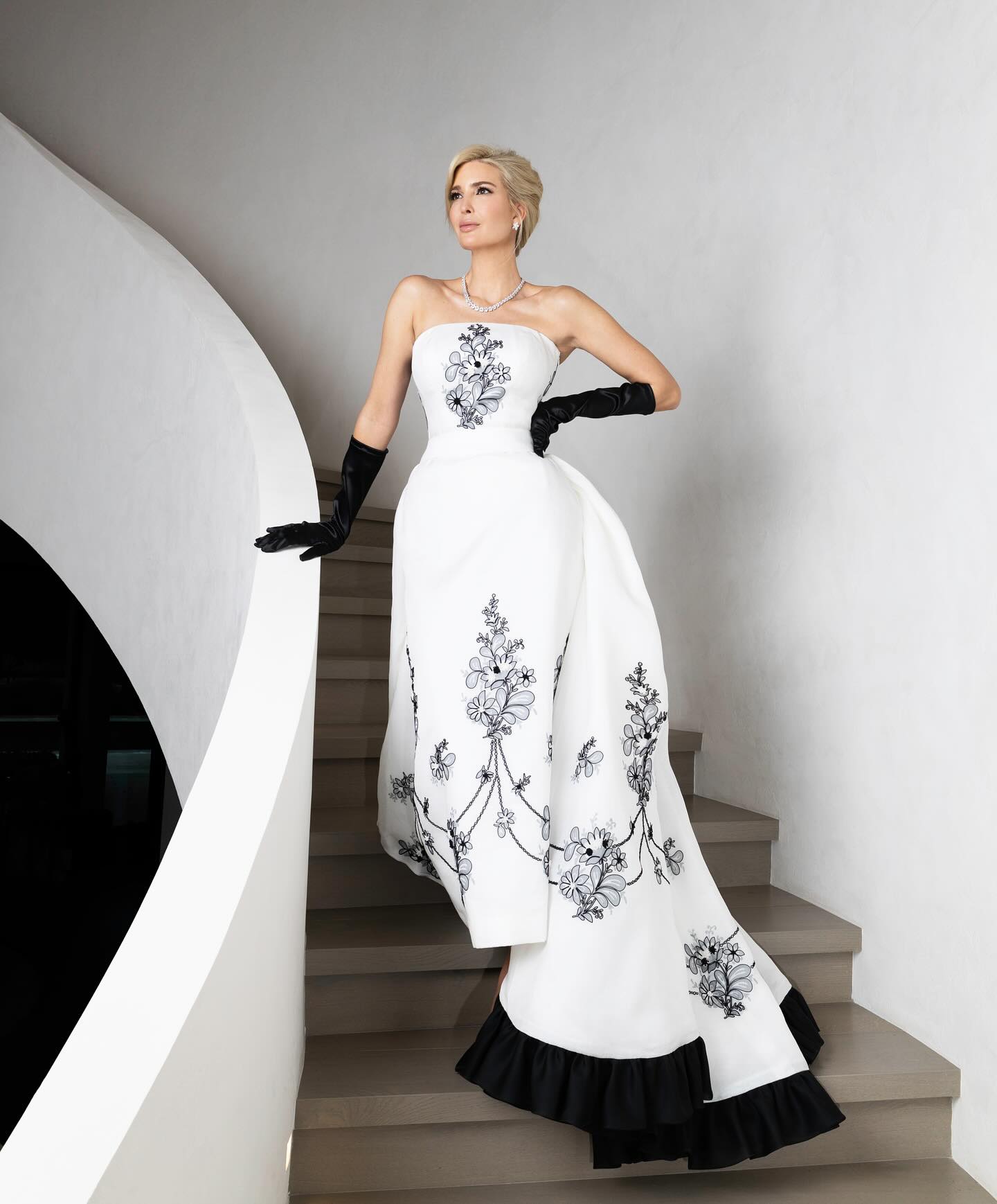 Filha de Trump inspira-se em estrela de Hollywood para o baile inaugural. Espreite todos os looks