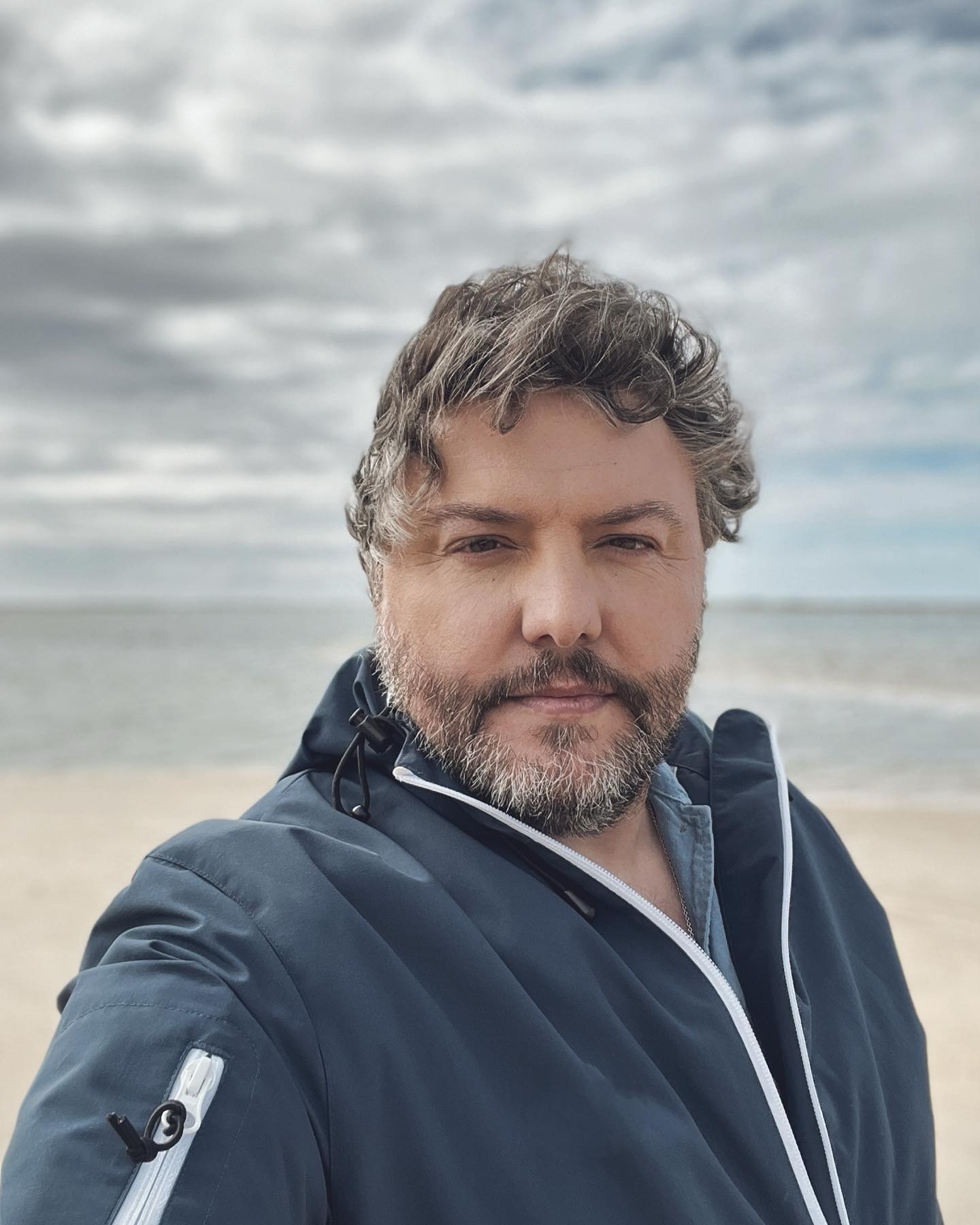 Vem aí uma nova minissérie de comédia com César Mourão no papel principal — com direito a sotaque