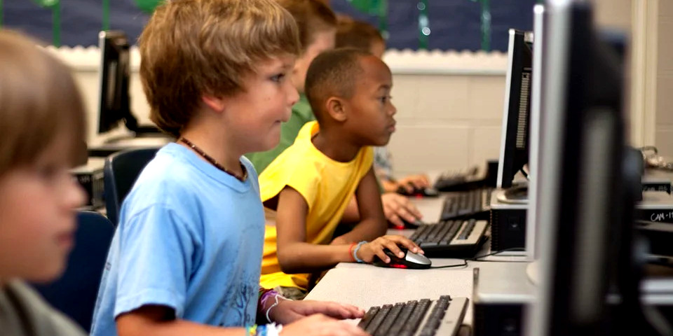 Provas de aferição digitais vão avançar. Professores de informática queixam-se da falta de condições