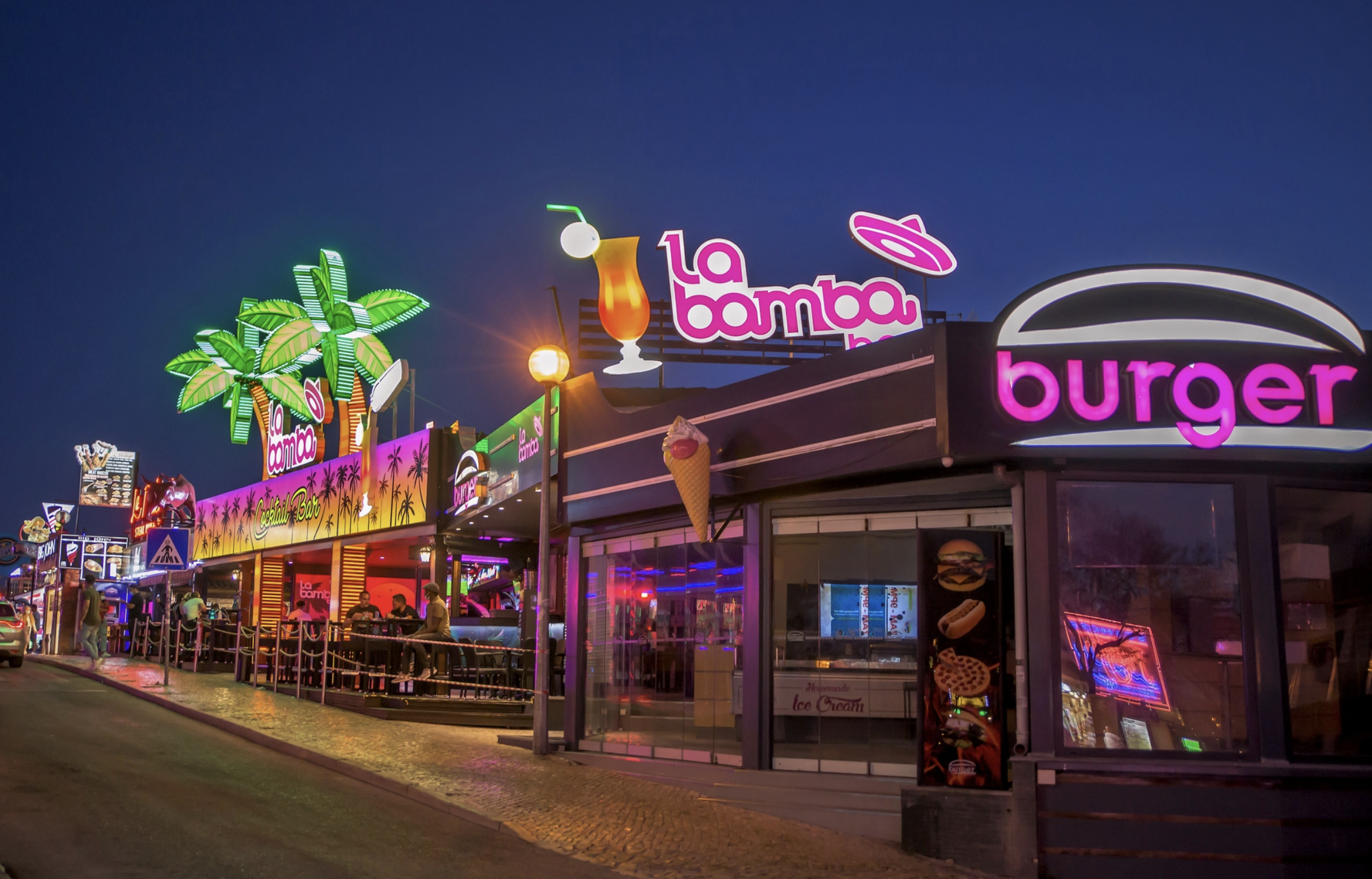 Foi de férias para o Algarve sem autorização… e deu de caras com o patrão em Albufeira. Acabou despedido