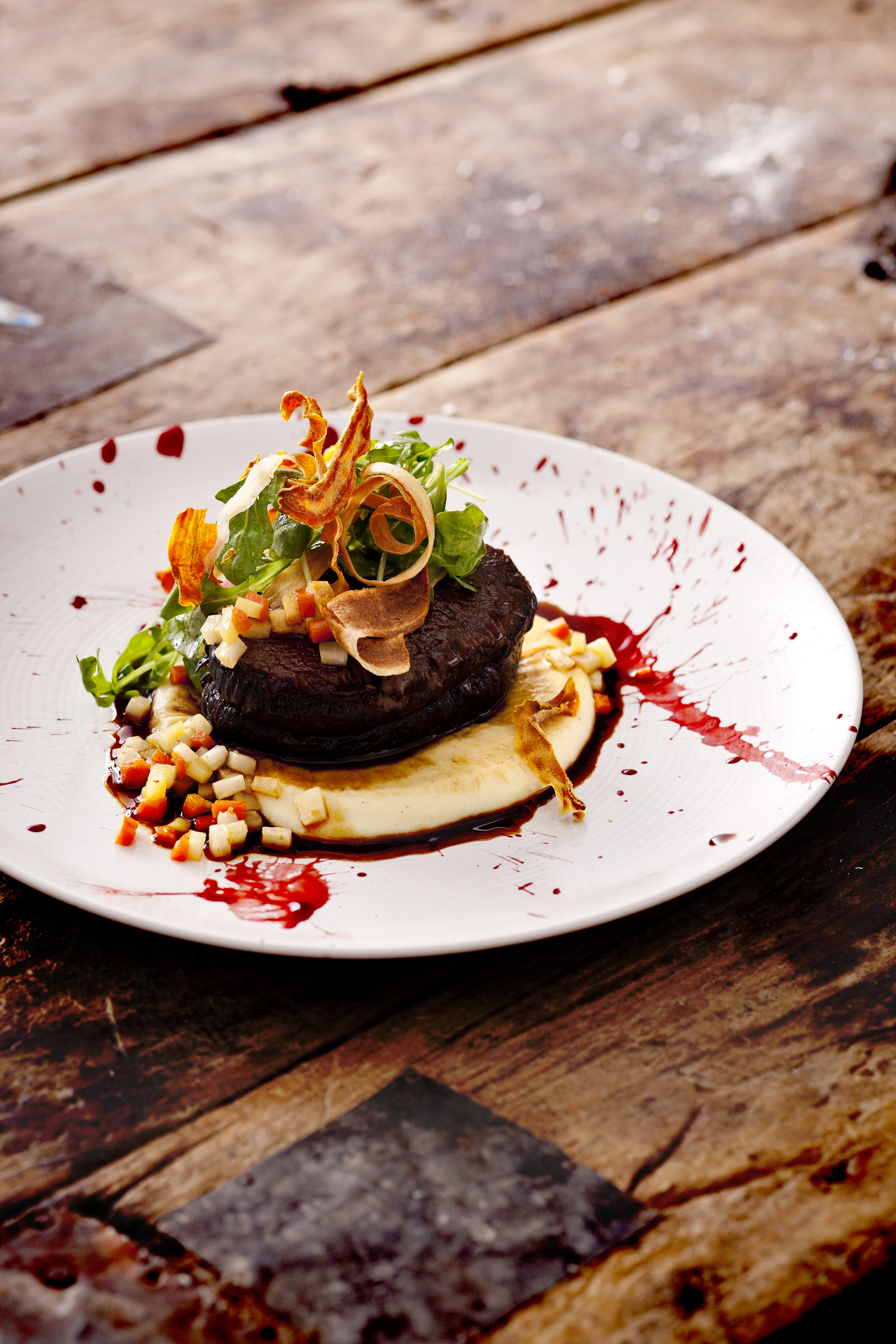 Minhocas pretas com gambas mortas e seringas de sangue. 4 restaurantes com menus de Halloween