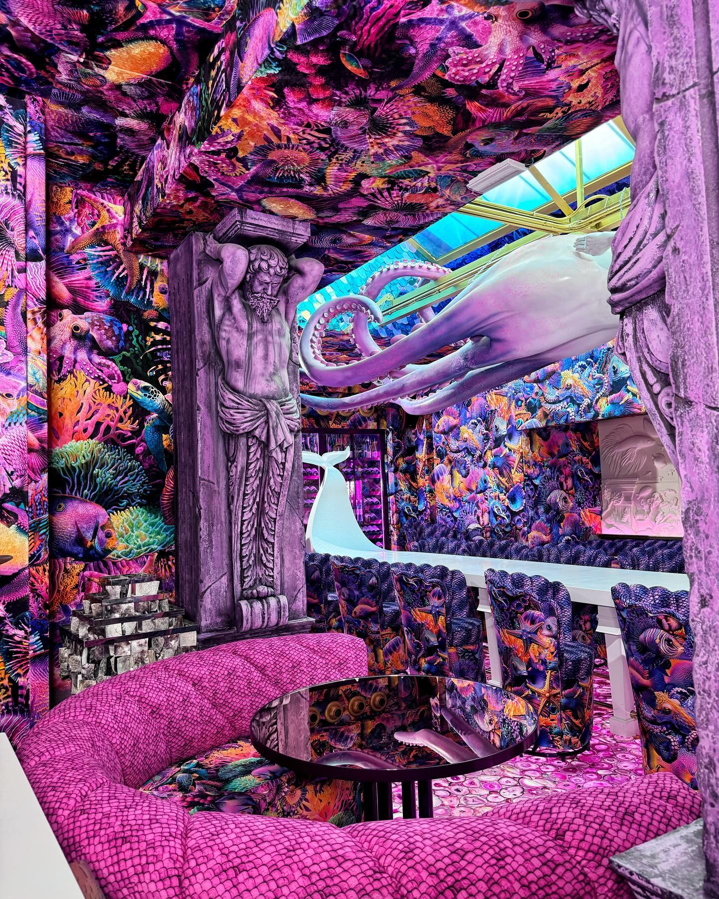 Sinta-se “A Pequena Sereia” neste restaurante deslumbrante que replica o fundo do mar. Veja as fotos