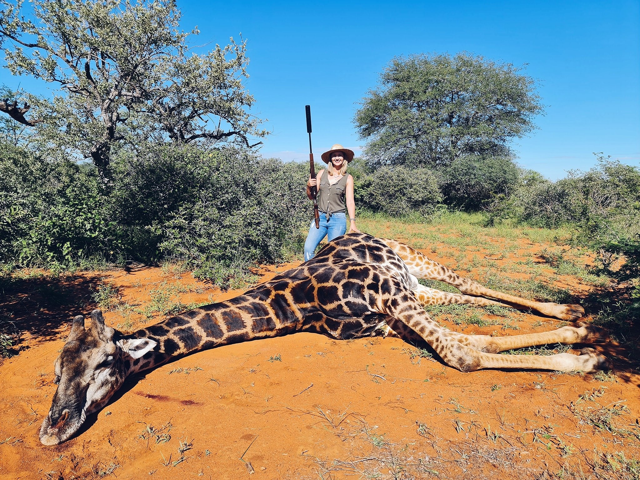 Mulher mata girafa e exibe coração do animal como “presente do dia dos namorados”