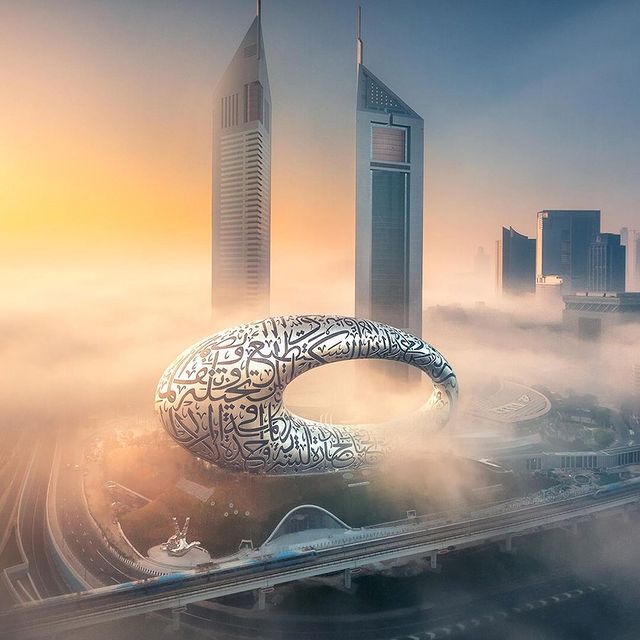 Dubai. Fomos ao espaço duas vezes num dia até a gravidade puxar-nos para junto do Burj Khalifa