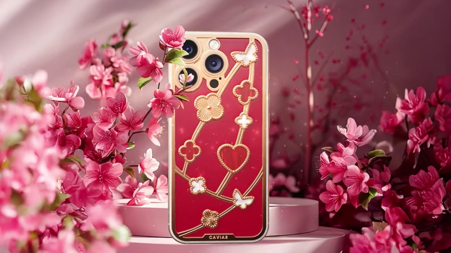 Ouro, pérolas e diamantes num iPhone 16 Pro a pensar no amor