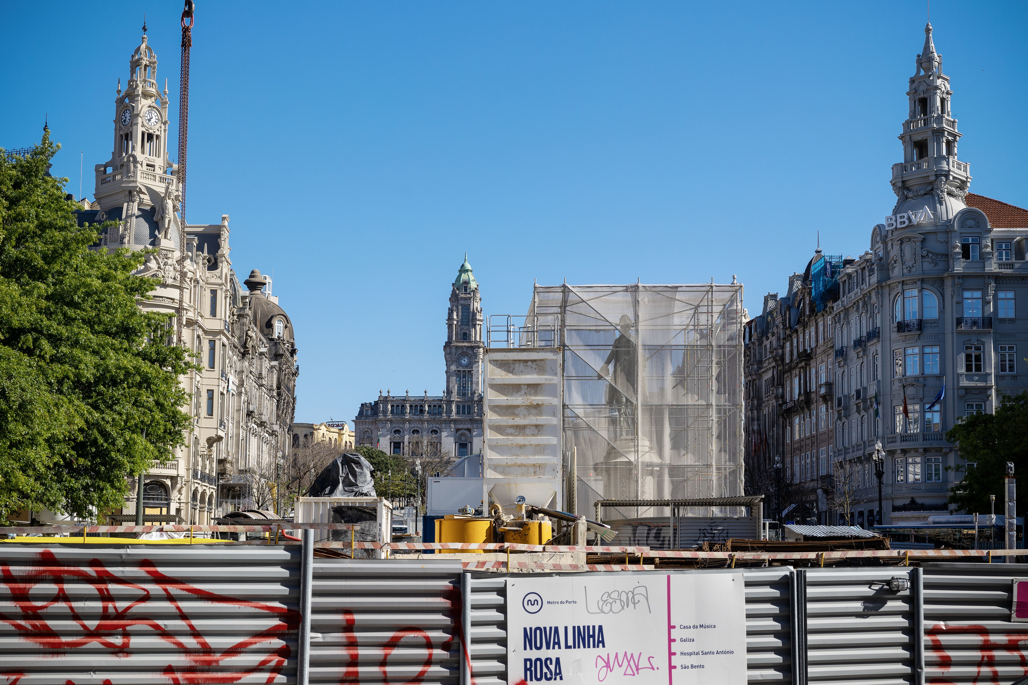 Avenida dos Aliados e Praça Almeida Garrett desimpedidas das obras da Metro do Porto