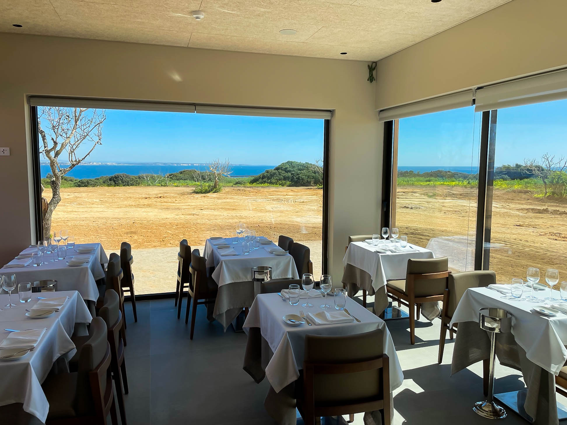 Melhor spot de peixe em Lisboa já abriu no Algarve. O novo Monte Mar Lagos tem uma vista incrível e rooftop