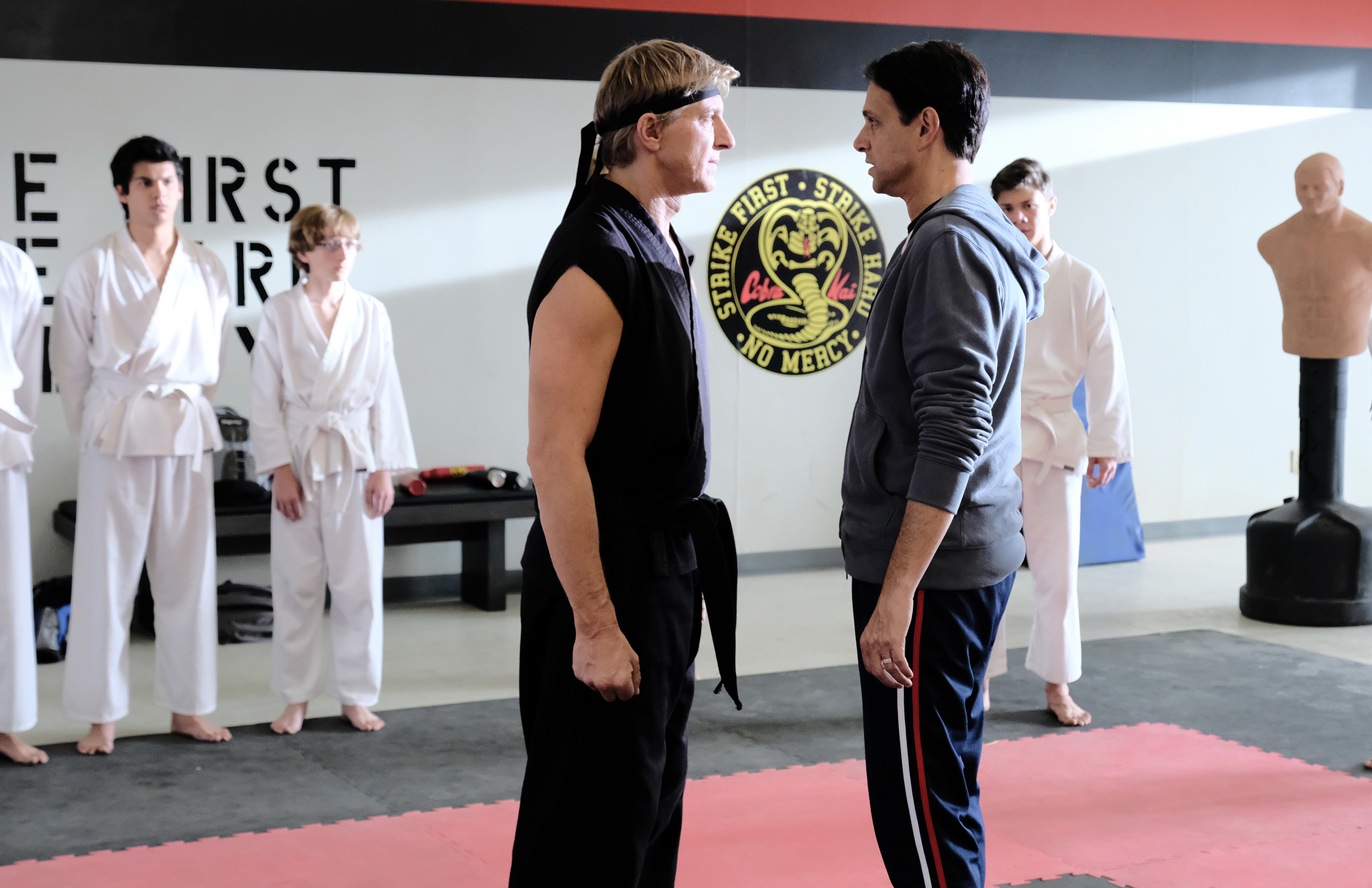 “Cobra Kai”. A série divertida da Netflix que aproveita a nostalgia de “The Karate Kid”