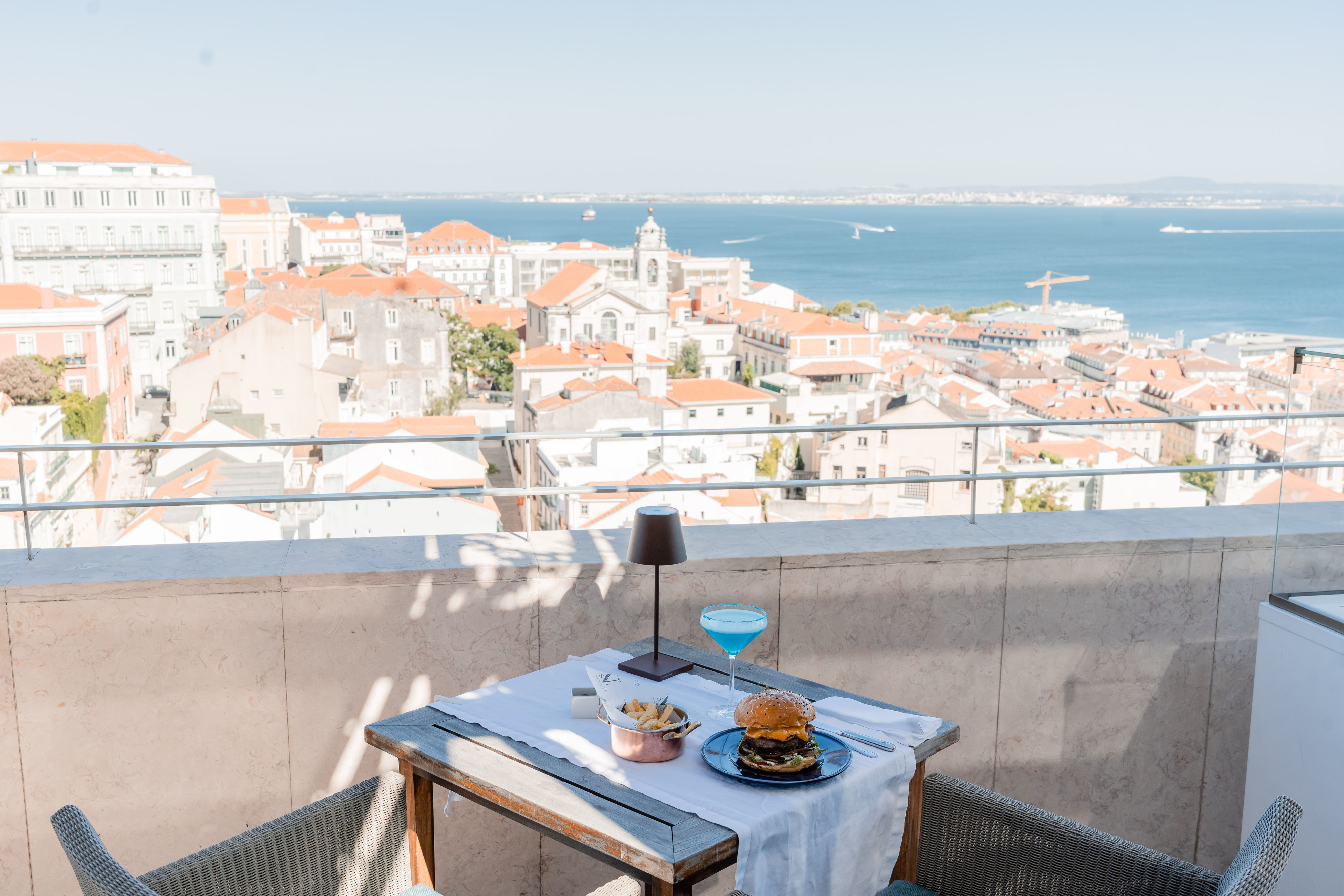 Snacks e cocktails com a melhor vista para Lisboa? O rooftop perfeito fica num antigo palácio