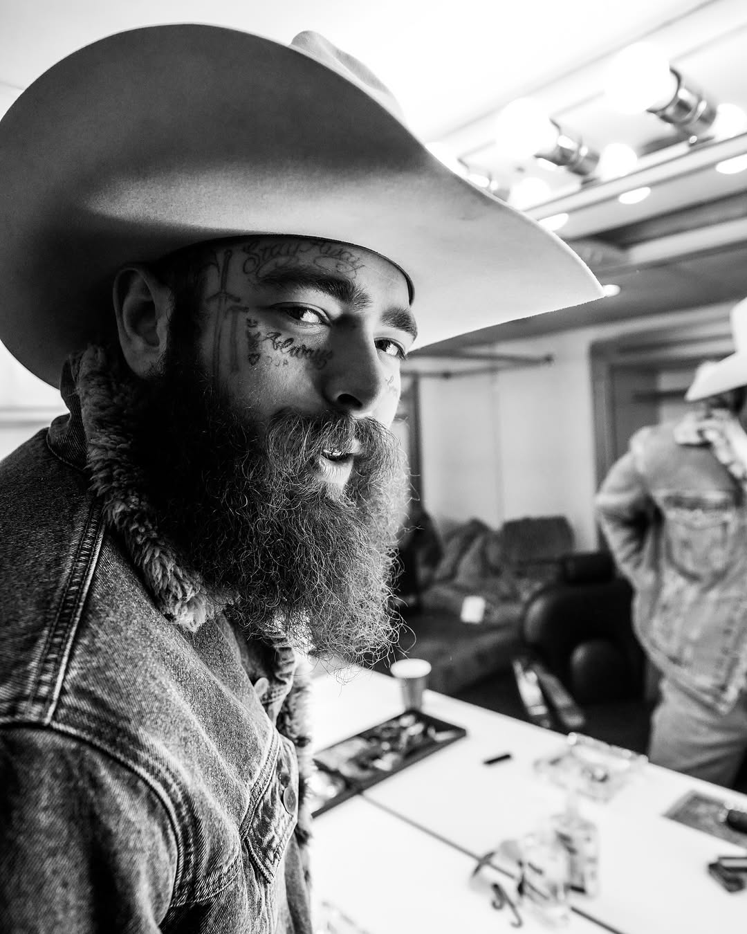 Post Malone já não está com a mãe da filha? Cantor é visto com mulher misteriosa