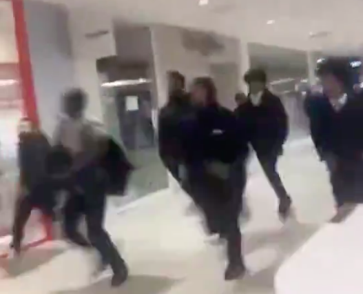 Mais de 300 jovens invadem centro comercial e espalham terror. Lojistas tiveram de fechar portas — veja o vídeo