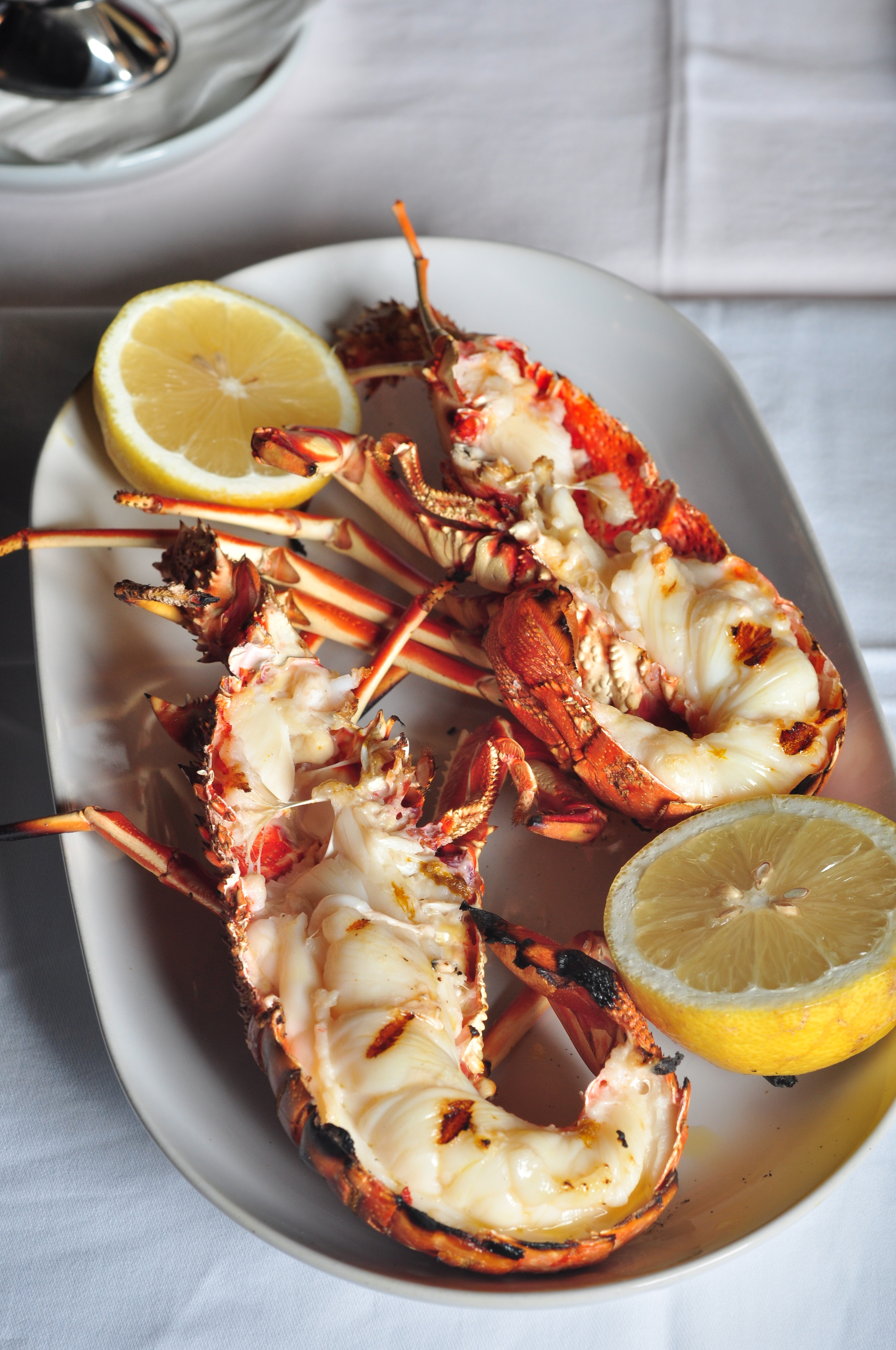 Atenção, fãs de marisco. Há um restaurante em Cascais que vai ter um Festival da Lagosta (com caril e até queijo)