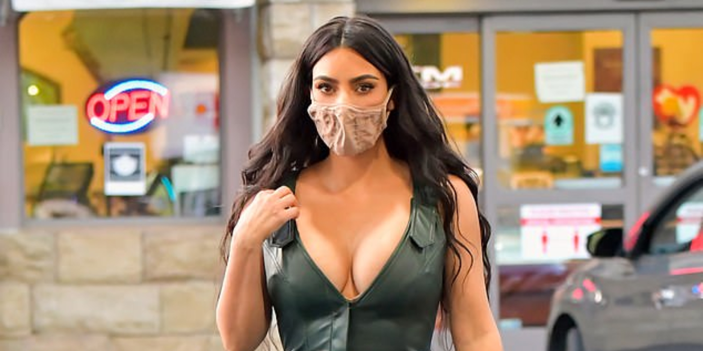 O mundo parou para ver o look com que Kim Kardashian foi atestar o carro à bomba de gasolina