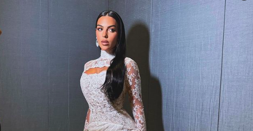 Jornal censurou o rabo de Georgina em fotografia publicada por Ronaldo. Veja o antes e depois