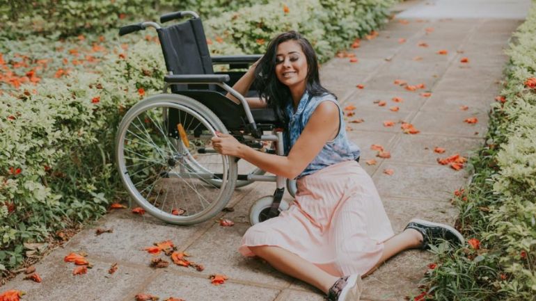 Jovem brasileira fica paraplégica depois de fazer um piercing no nariz