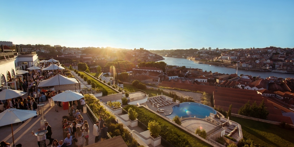 Esta festa ao pôr do sol no Porto tem tudo (mesmo). Há cachorrinhos, sushi, sandes de leitão e muito vinho