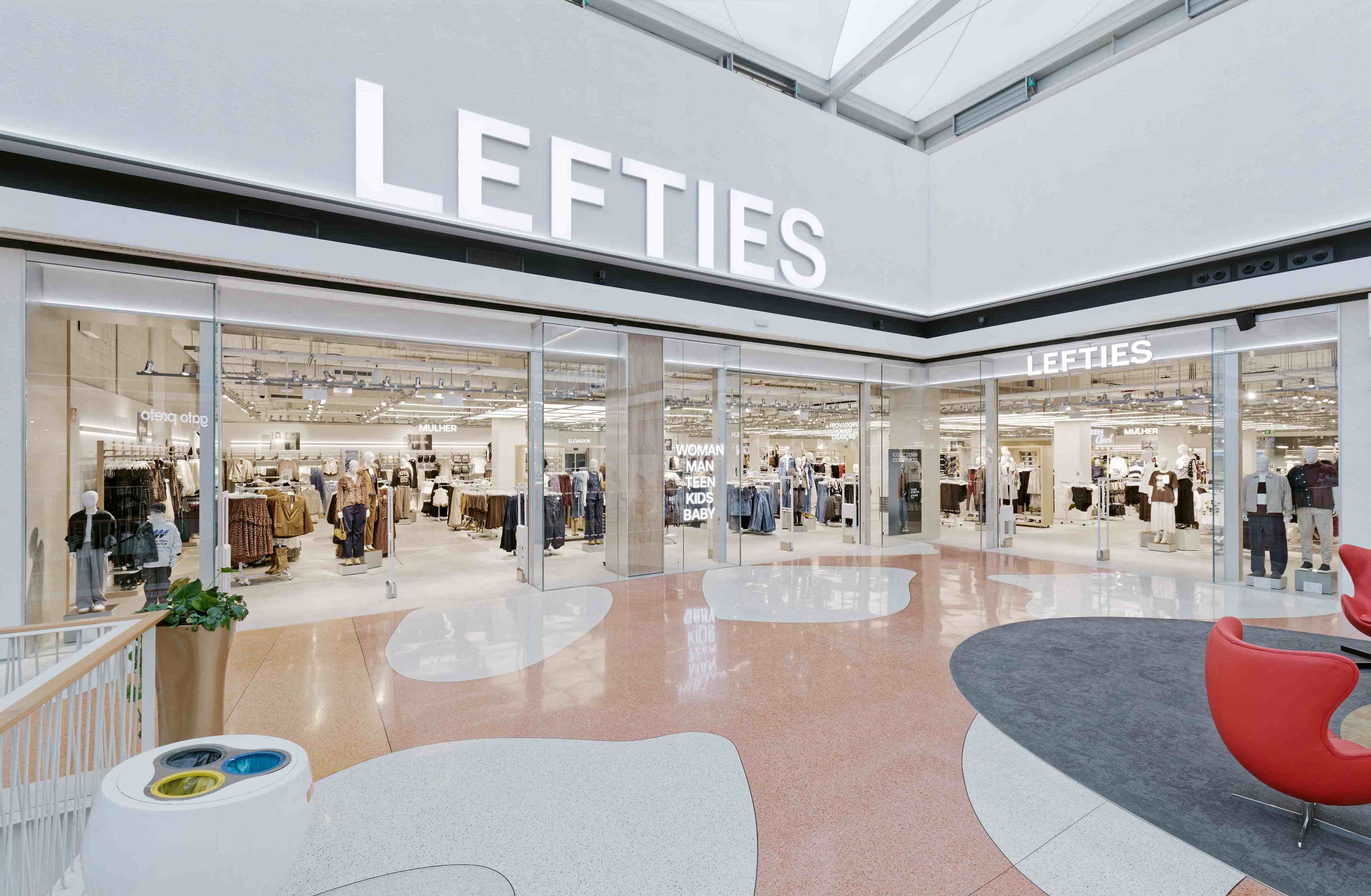 Dois pisos, provadores inteligentes e caixas automáticas. Onde fica a nova loja gigante da Lefties?