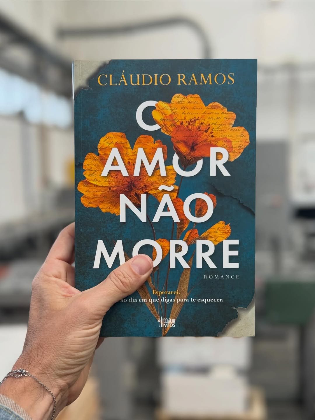 Novo romance de Cláudio Ramos ainda não saiu e já é o mais vendido. Saiba tudo sobre “O Amor Não Morre”