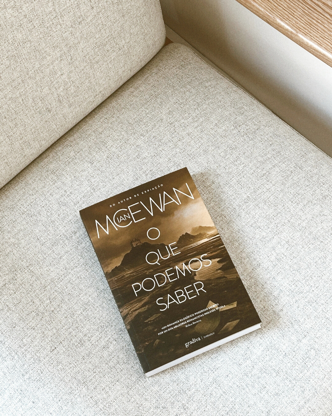 Entre poemas perdidos e futuros incertos, “O Que Podemos Saber” é um dos livros do ano. Saiba tudo sobre o romance