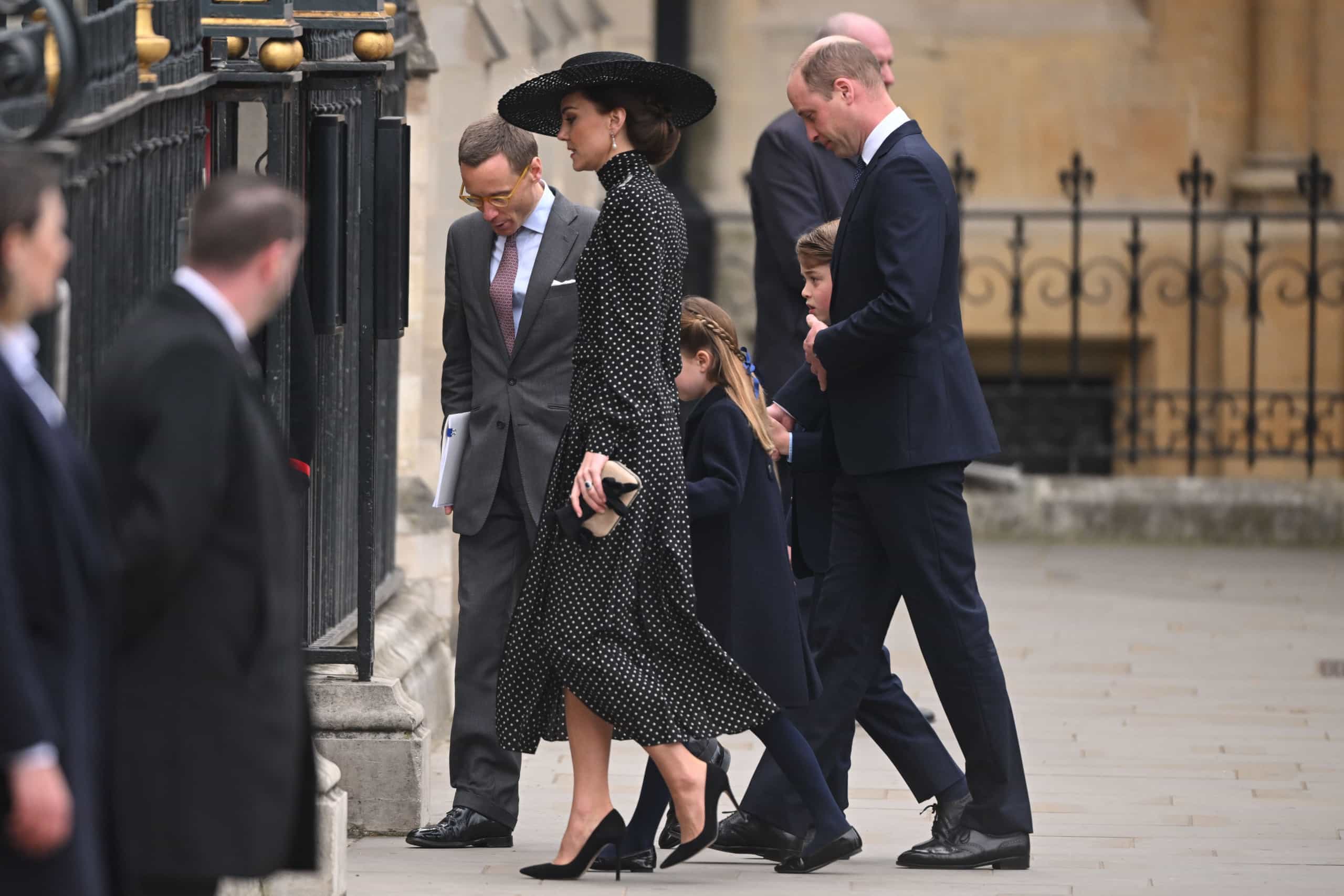 Кейт миддлтон операция новости. Коронация принца Кейт Миддлтон. Кейт Миддлтон и Меган Маркл. Принц Уильям 2022.