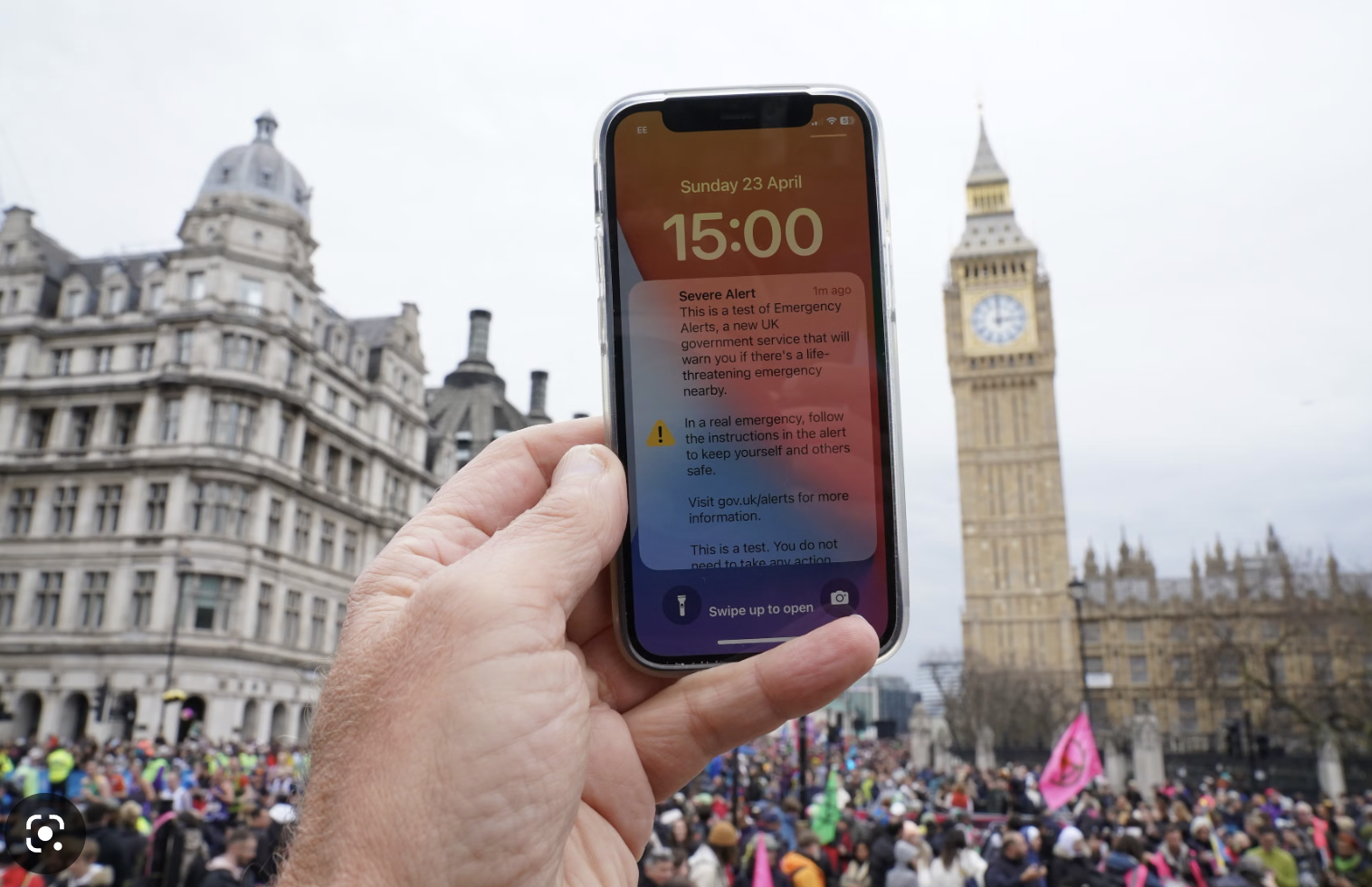 Milhões de telemóveis tocaram às 15h00 deste domingo em Inglaterra. Alerta de pânico pode chegar cá