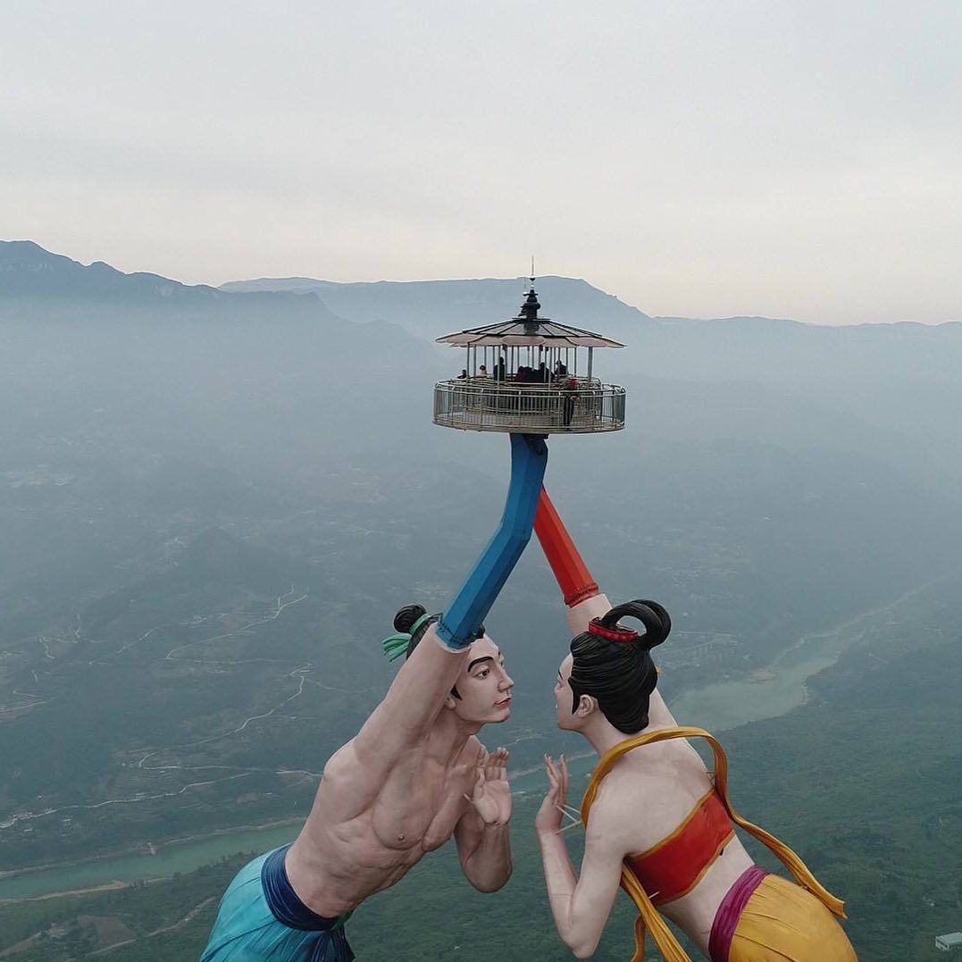 Com 1250 metros de altura, este é capaz de ser o carrossel mais assustador de sempre. Tinha coragem?