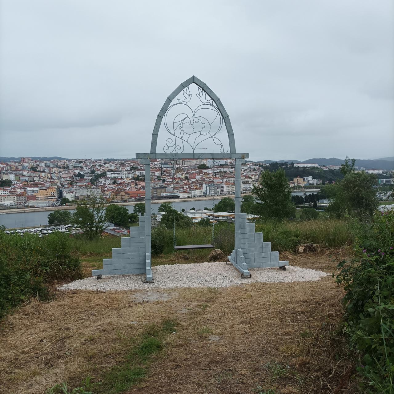 De férias por Coimbra? Tem mesmo de passar por este baloiço super instagramável (e que fala de uma história de amor)