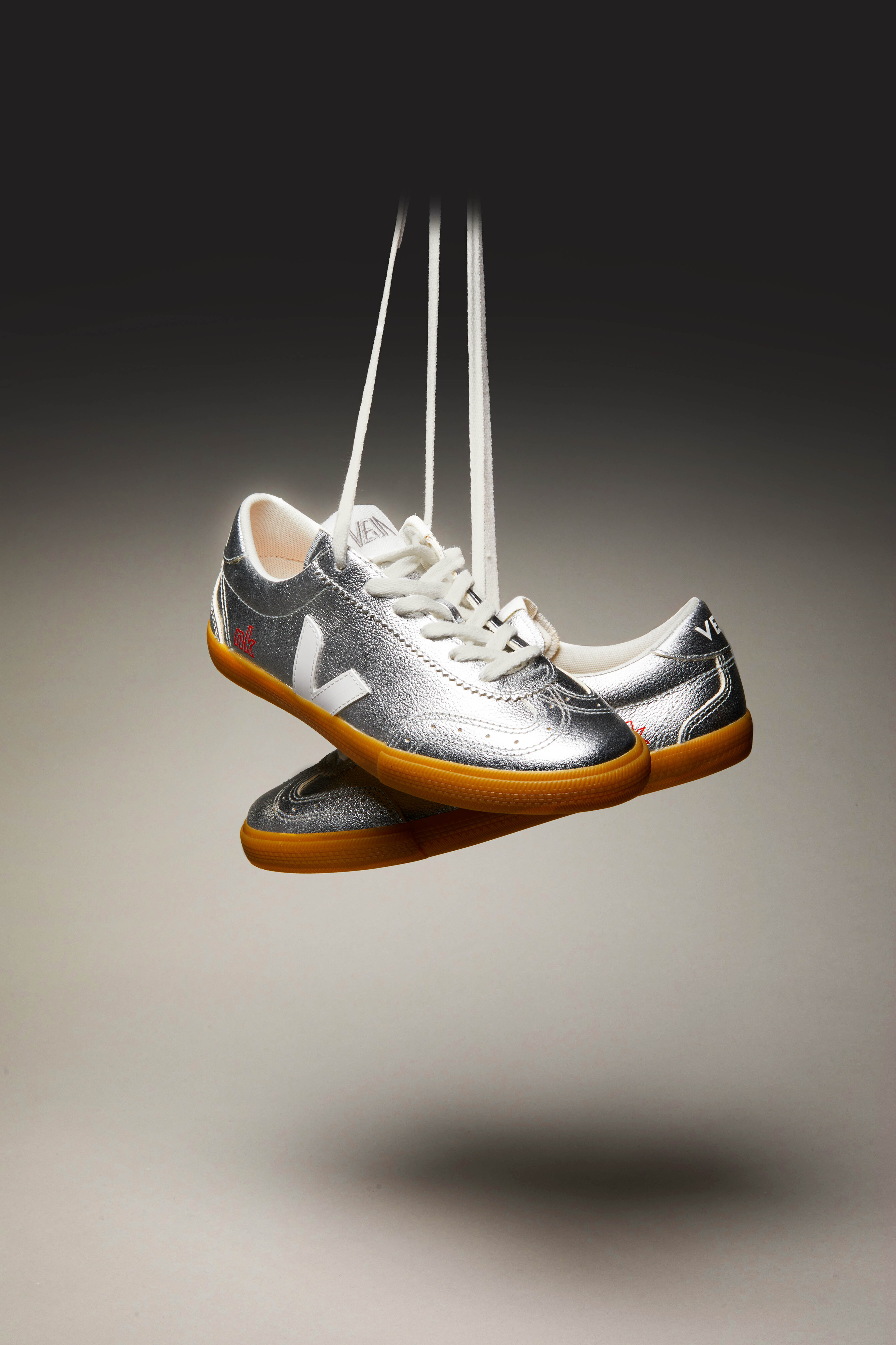 Estas sapatilhas prateadas são perfeitas para o look da passagem de ano. Saiba onde comprar